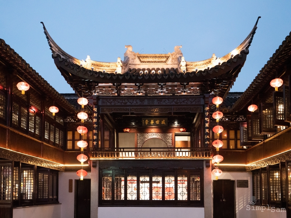 Bâtiment chinois traditionnel avec des lanternes.