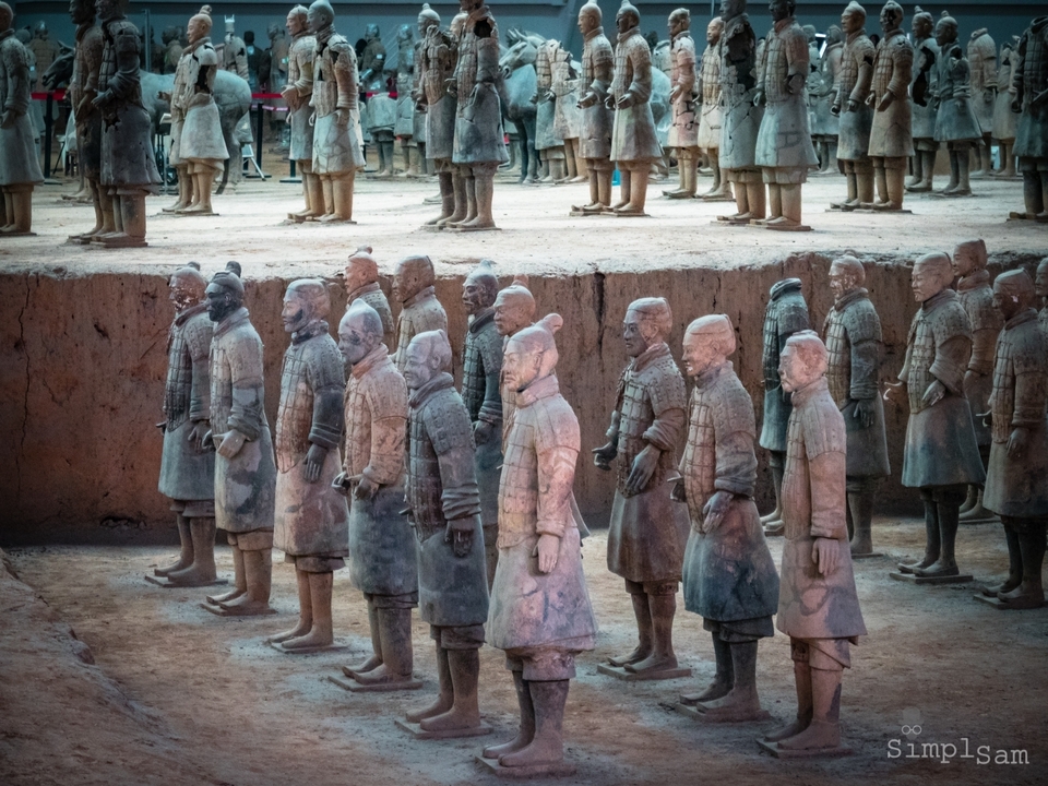 Guerriers en terre cuite sur un site de fouilles.