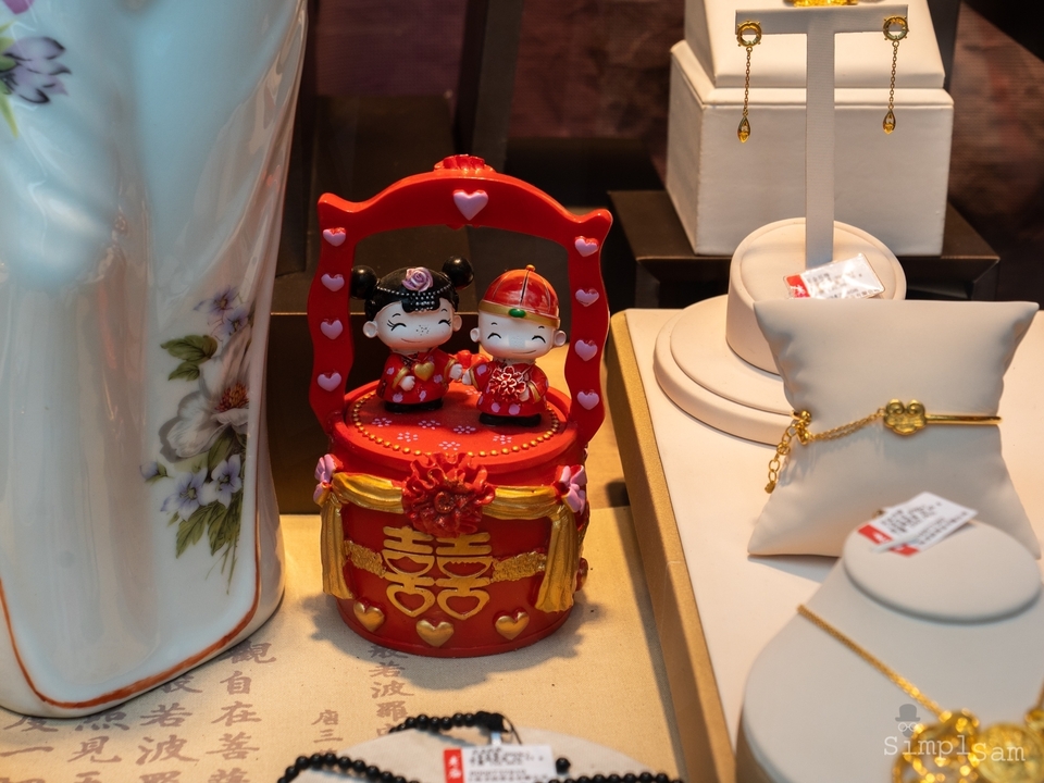 Petite figurine décorative et bijoux exposés.