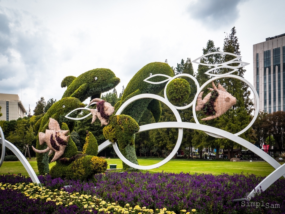Sculptures topiaires dans un jardin.