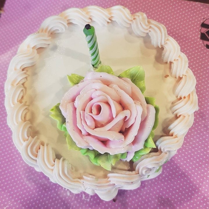 Decorative flower cake with intricate icing design.