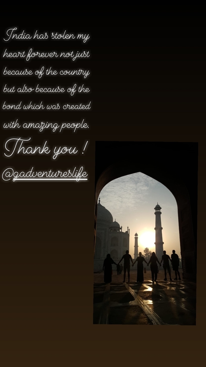 Silhouette d'un monument avec texte superposé.