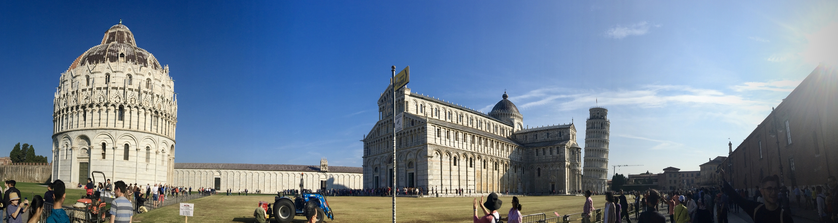 Tour penchée et cathédrale de Pise célèbres dans une vue d'ensemble.
