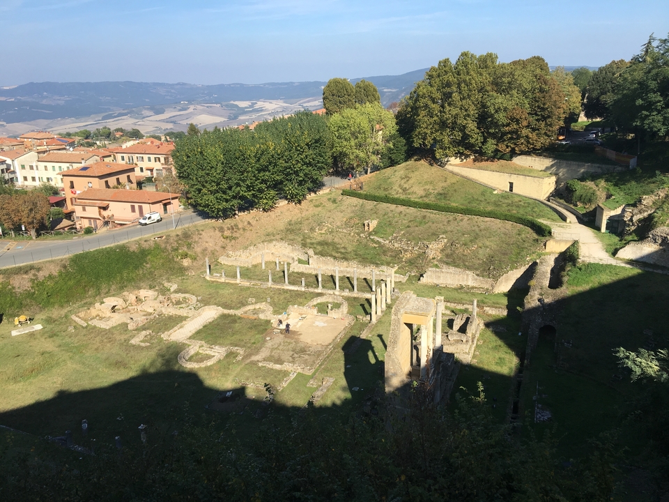 Une vue aérienne de ruines antiques entourées de verdure.
