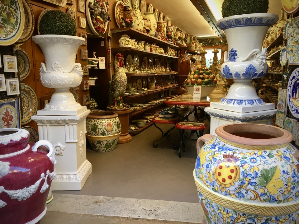 Pots et assiettes en céramique exposés dans une boutique.