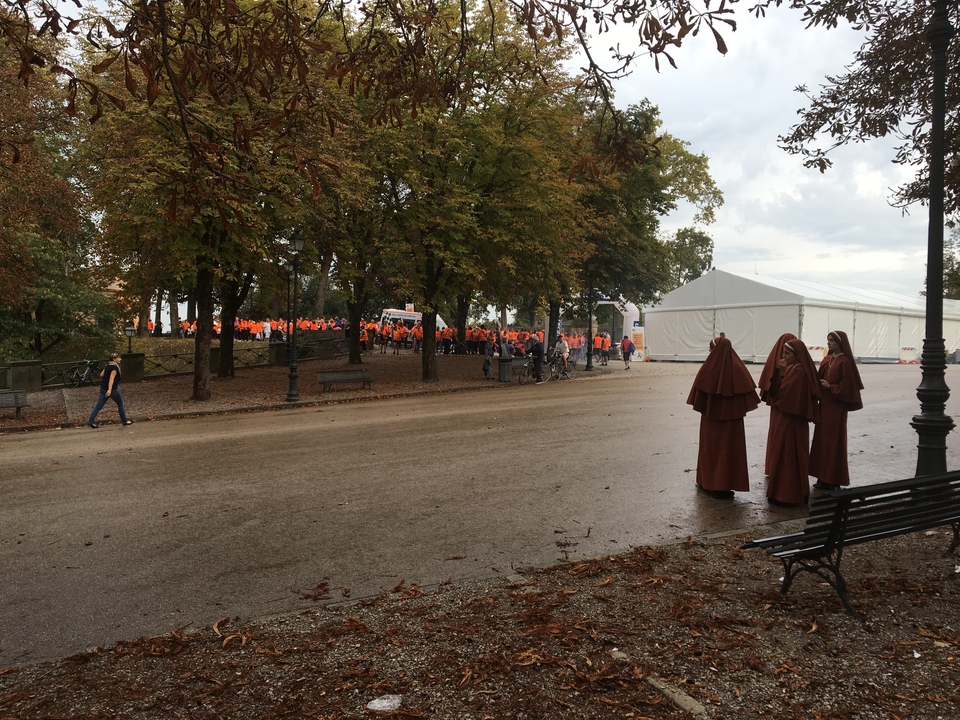 Groupe de personnes dans un parc qui semblent être déguisées.