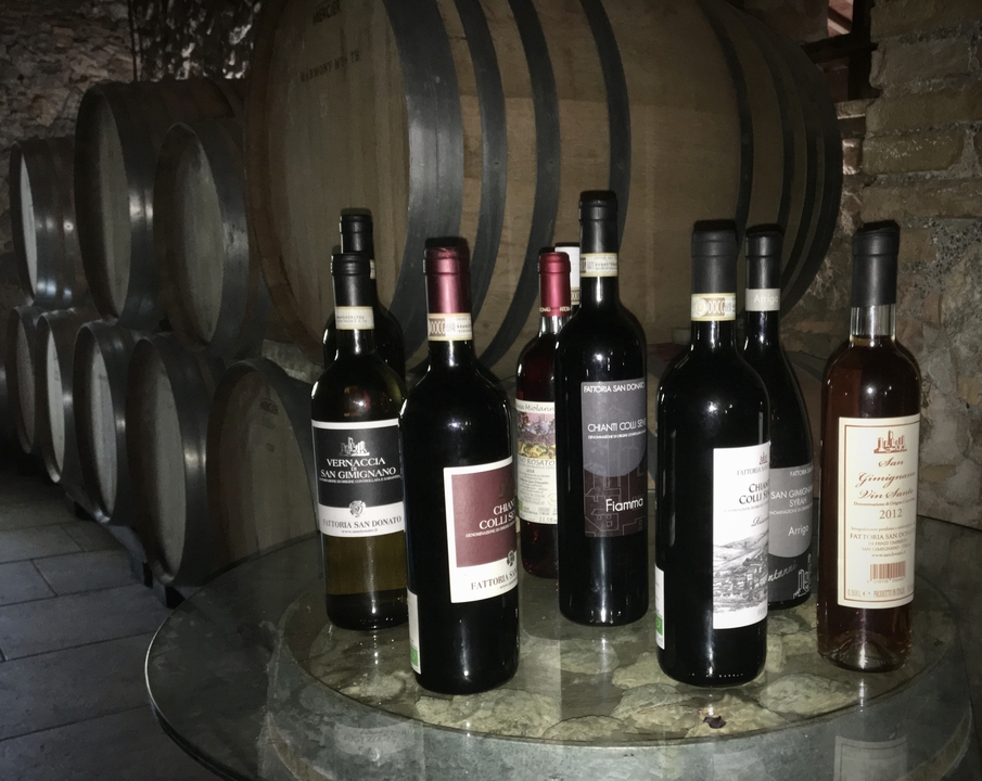 Bouteilles de vin exposées dans une cave.