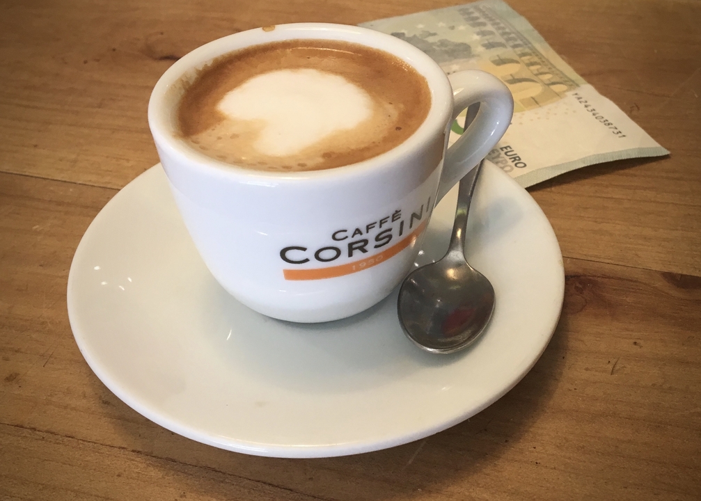 Tasse de cappuccino sur une table en bois.
