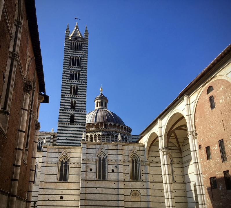 Vue détaillée d'une cathédrale avec un clocher rayé.