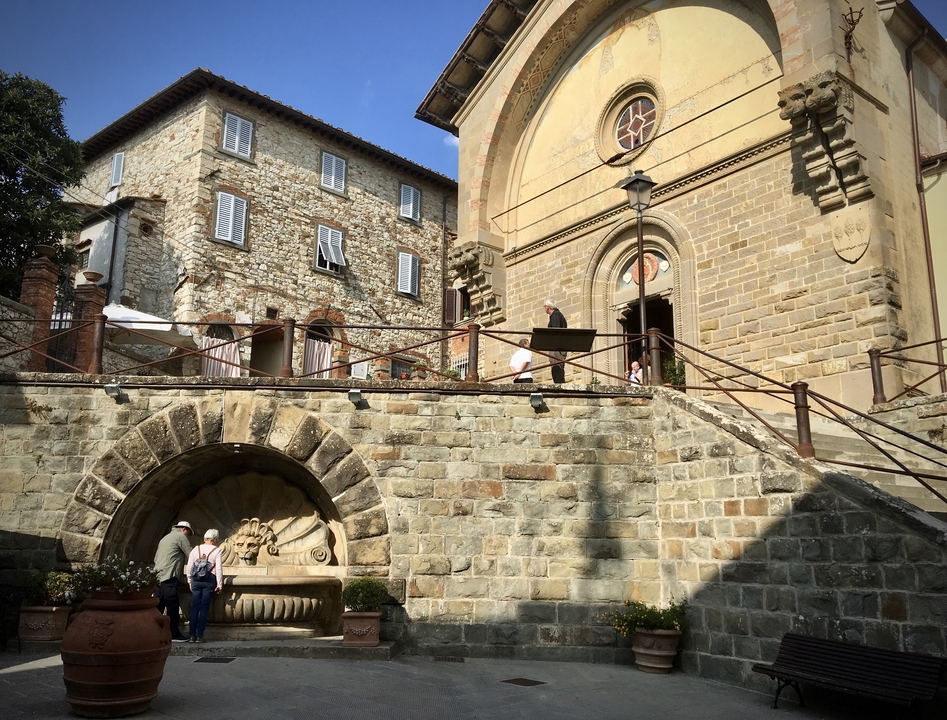 Des bâtiments historiques avec des arches et des escaliers.