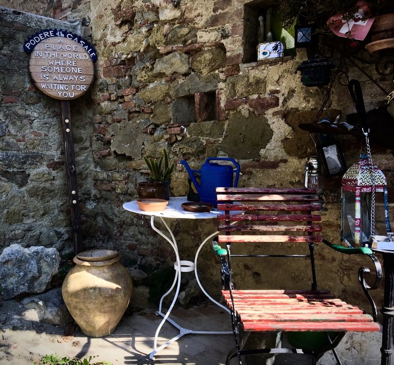 Cour rustique avec mobilier et décoration d'extérieur.