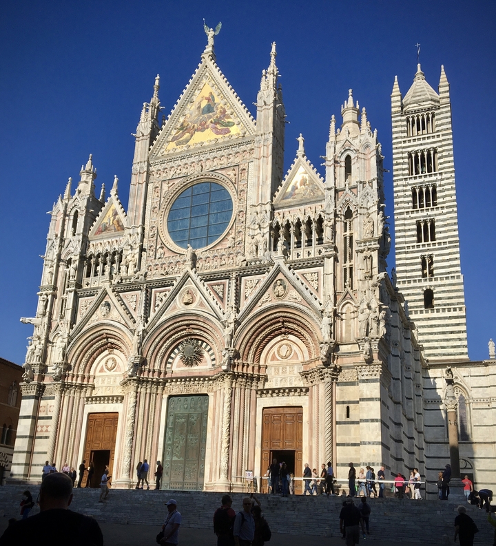 Façade détaillée d'une grande cathédrale.