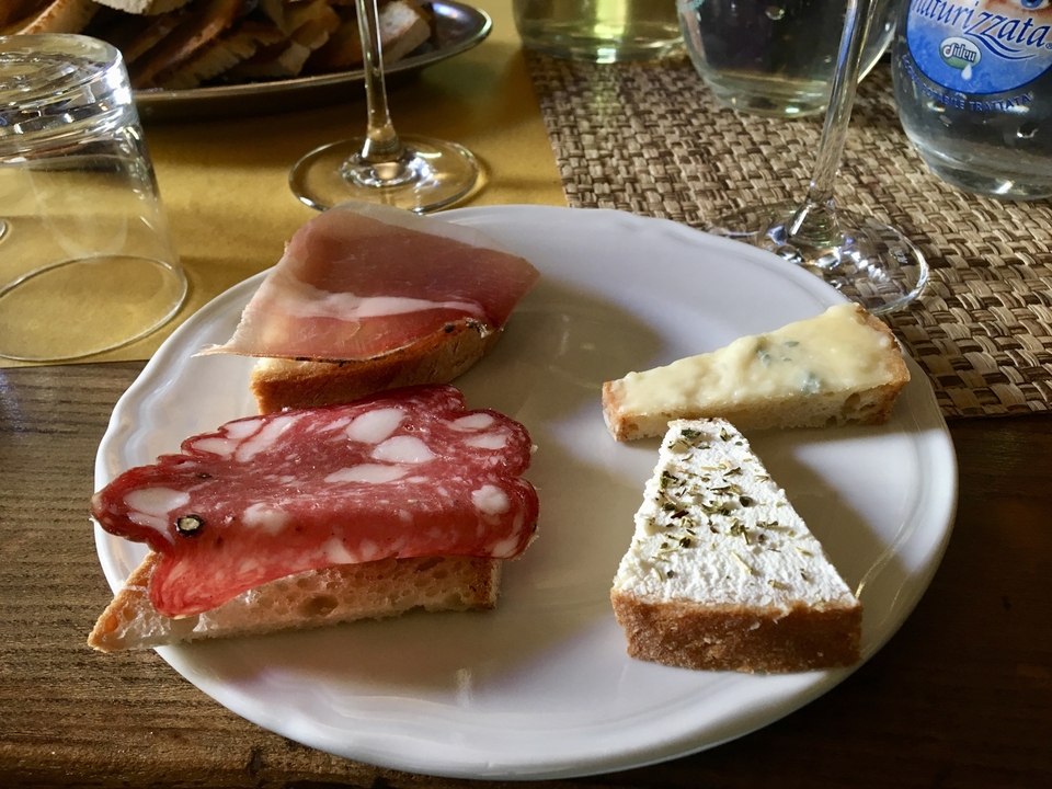 Assiette de fromages variés et charcuterie.