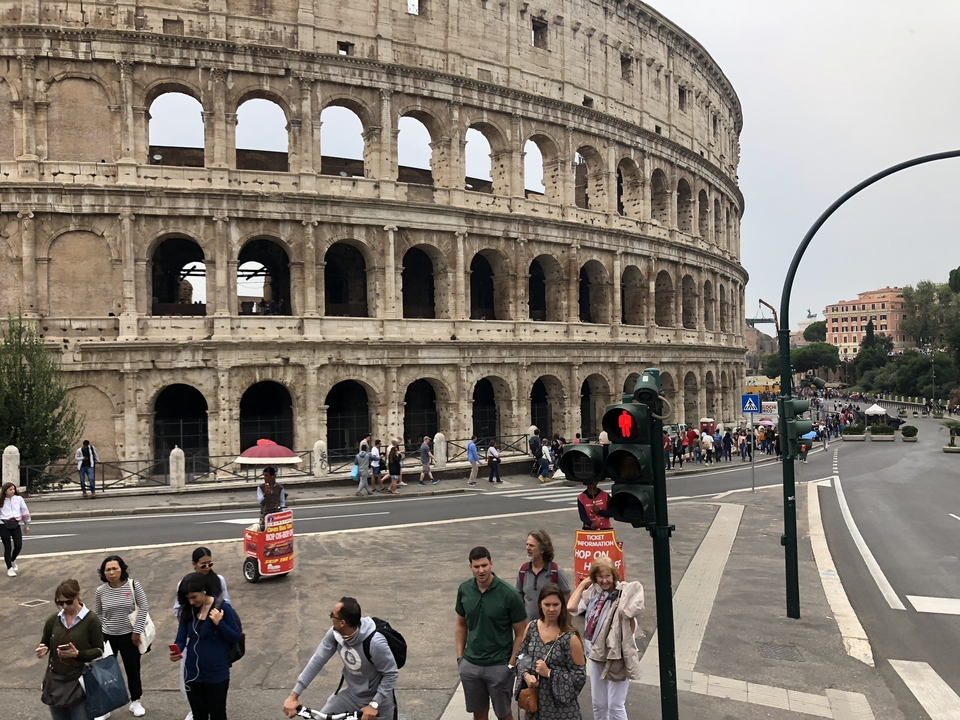 Colisée avec des gens qui se promènent à Rome.