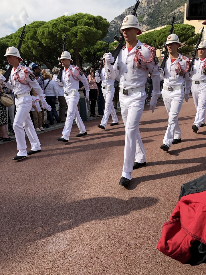 Fanfare en uniforme marchant en formation.