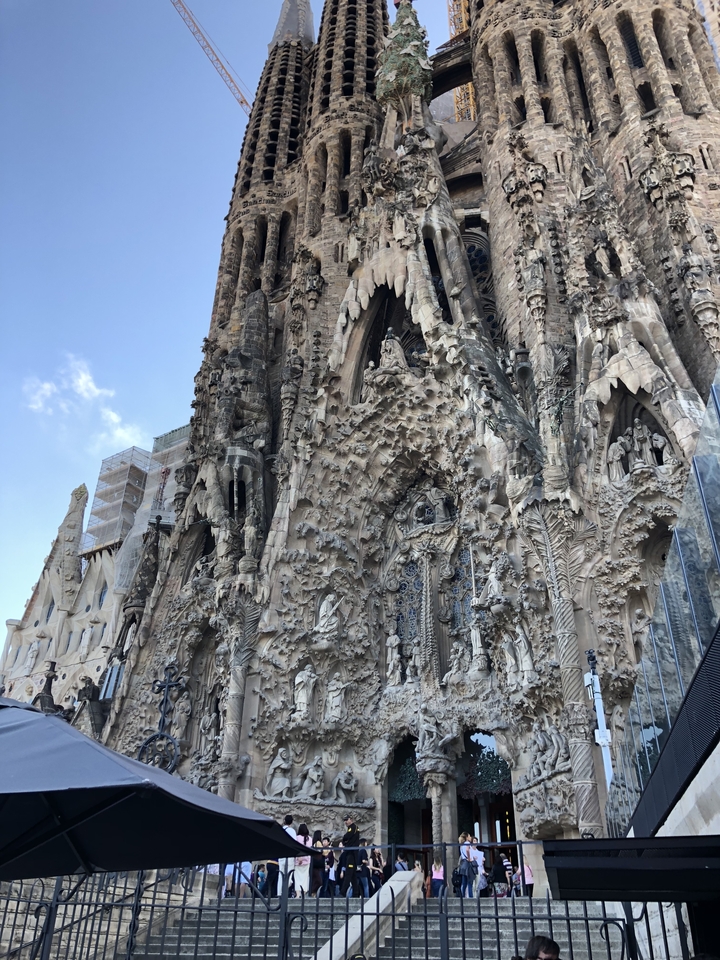 Façade complexe de la Sagrada Familia à Barcelone.
