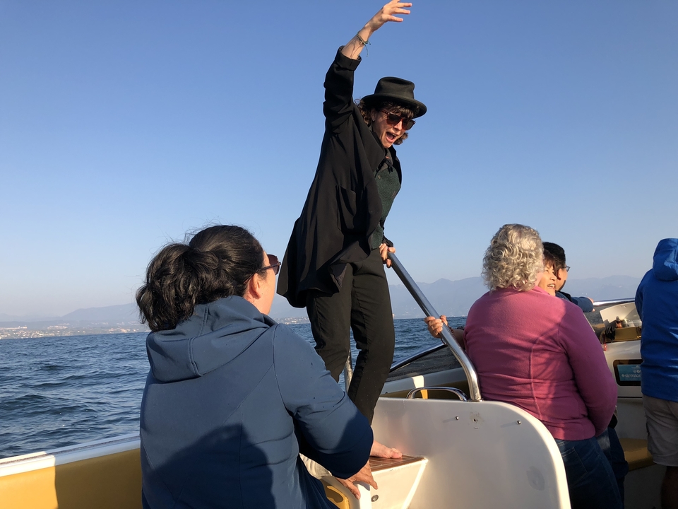 Des gens profitant d'une promenade en bateau par une journée ensoleillée.