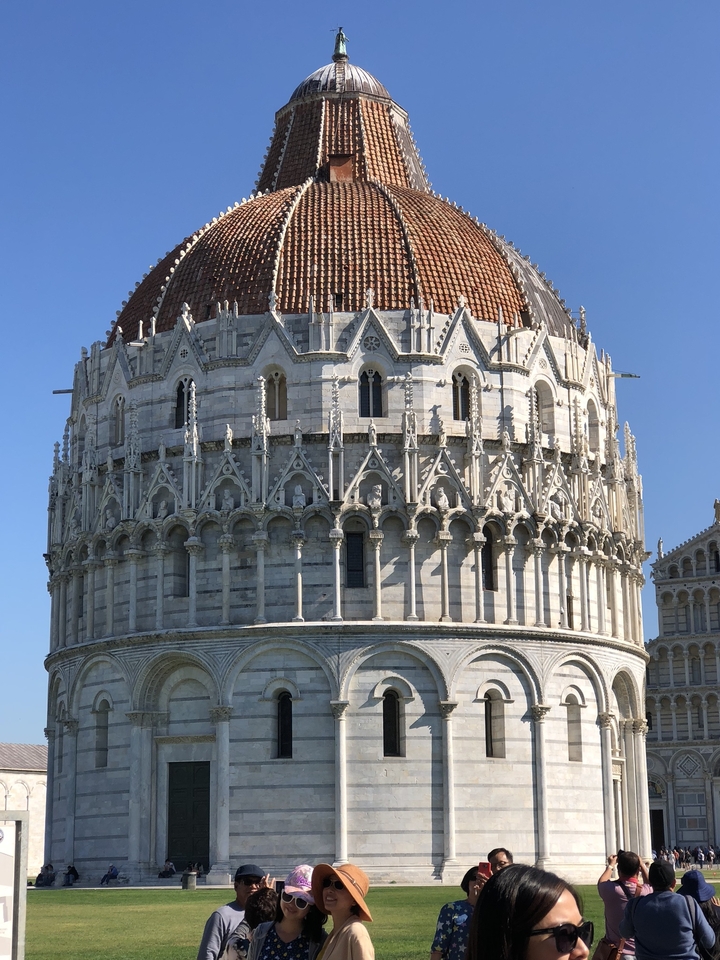 Gros plan du Baptistère situé à Pise, en Italie.