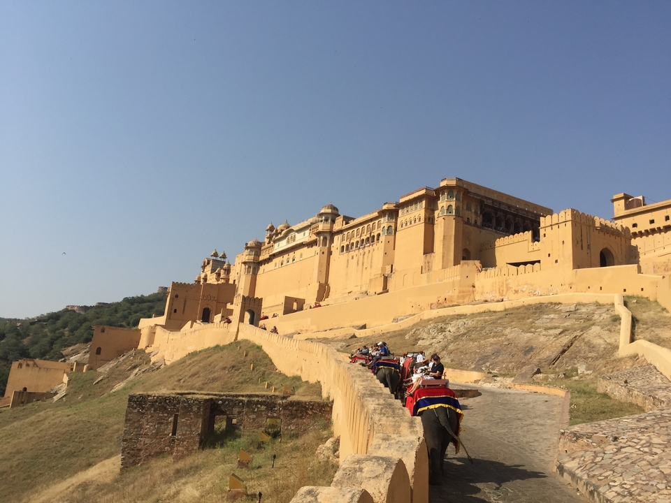 Fort d'Amber avec des éléphants transportant les visiteurs en haut de la colline.