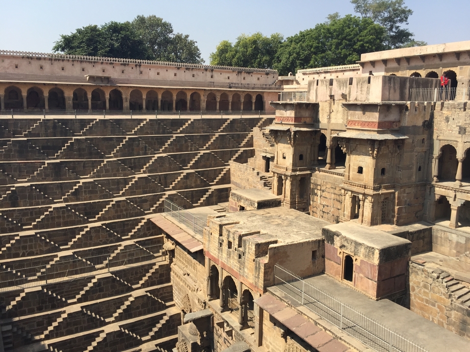 Puits à degrés Chand Baori avec une architecture symétrique détaillée.