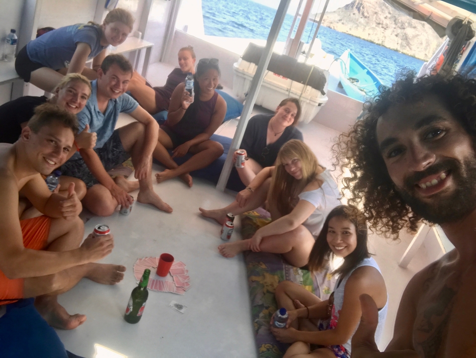 Groupe assis dans une cabine de bateau en train de prendre des verres.