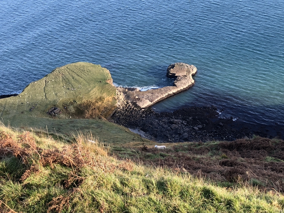 Promontoire côtier avec formation rocheuse unique.