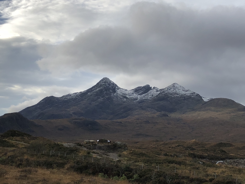 Chaîne de montagnes enneigées.