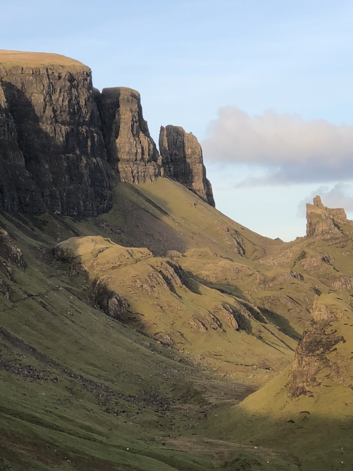 Paysage montagneux avec formations rocheuses.