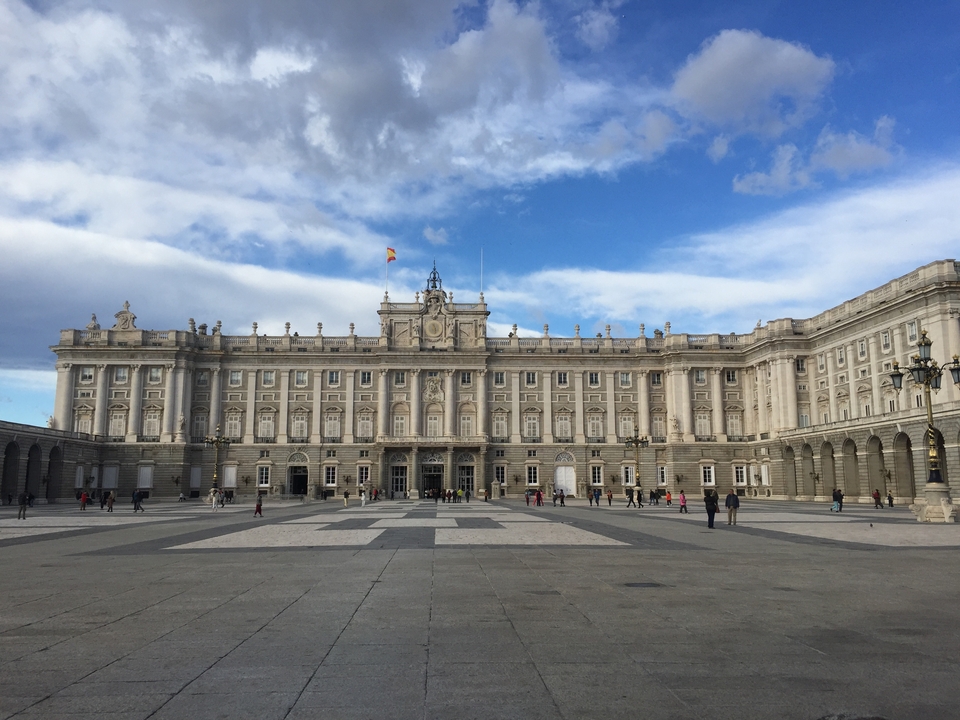 Majestueux Palais Royal avec des touristes se promenant tranquillement.
