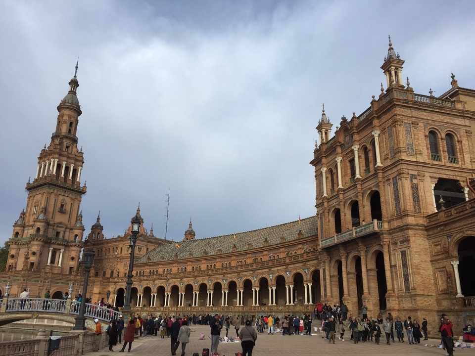 Vue panoramique de la Plaza de España avec ses tours et ses arches.