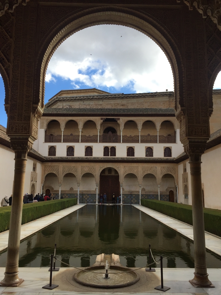 Cour intérieure avec arches et motifs complexes.