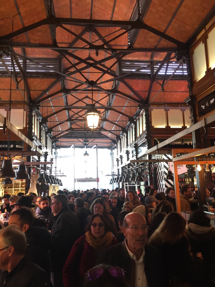Marché bondé avec des gens qui marchent et font leurs courses.