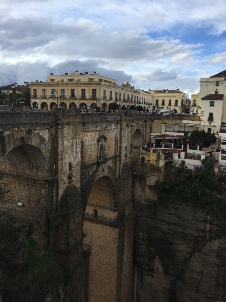 Pont historique avec des arches enjambant une gorge profonde.