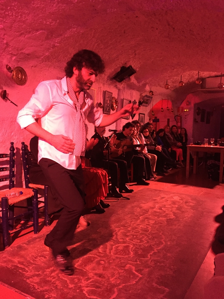 Performance de flamenco dans un lieu faiblement éclairé.