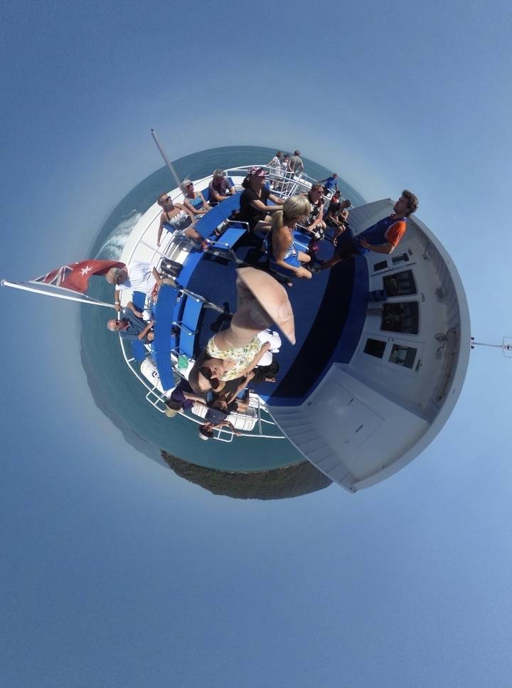 Groupe de personnes sur un bateau prenant un selfie.