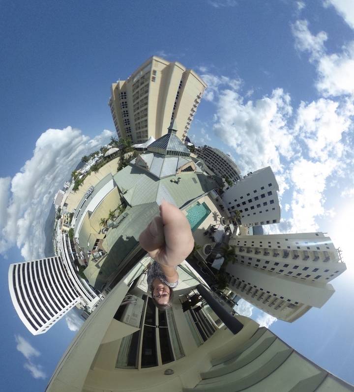 Image aérienne à 360 degrés d'un paysage urbain avec des bâtiments.