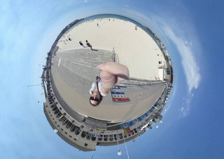 Image à 360 degrés d'une personne dans une zone de plage.