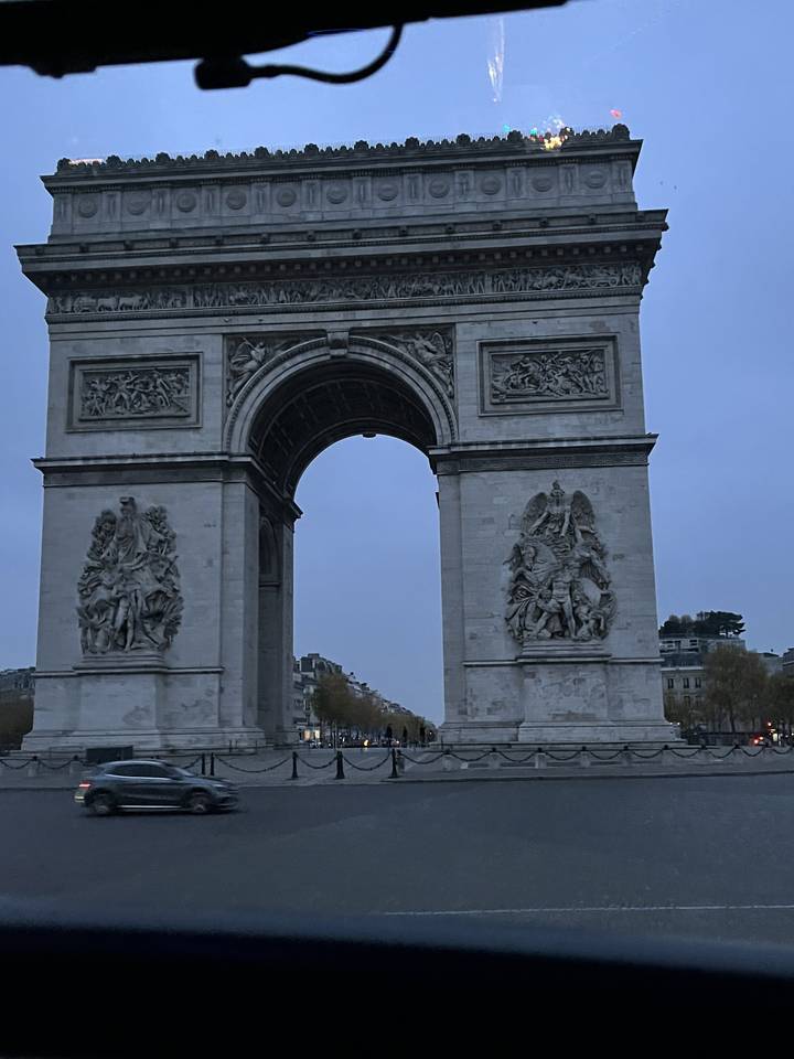 Arc de Triomphe à Paris, France au crépuscule.