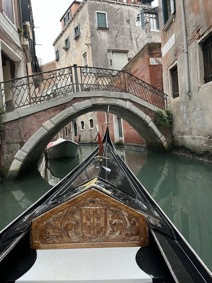 Gondole et pont dans un canal vénitien.