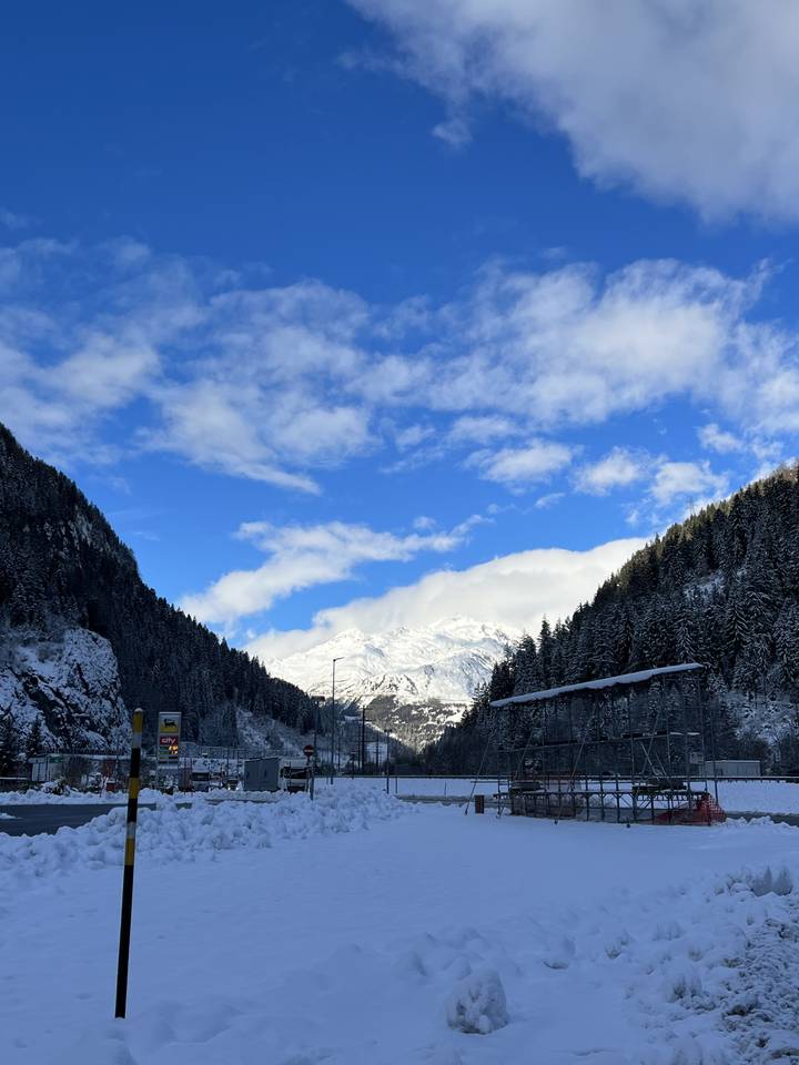 Paysage de montagne enneigé avec ciel bleu.