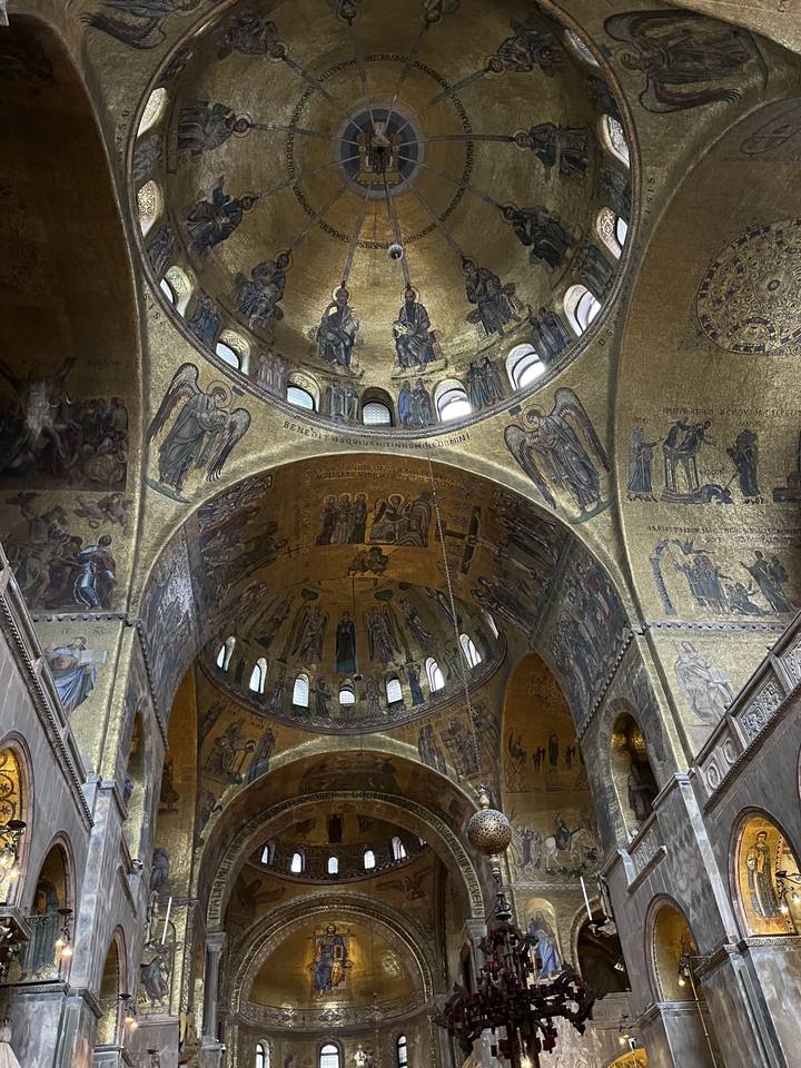 Intérieur de la basilique Saint-Marc avec des mosaïques complexes.
