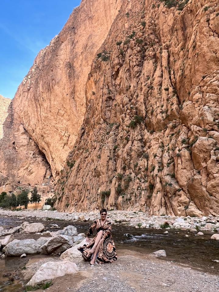 Personne posant dans un paysage rocheux.