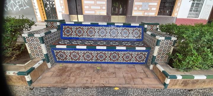 Vue retournée d'un banc décoré avec des carreaux.