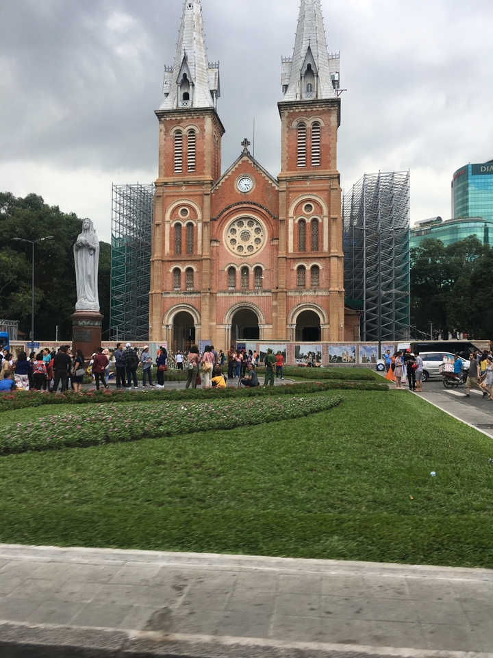 Foule visitant une cathédrale emblématique en rénovation.