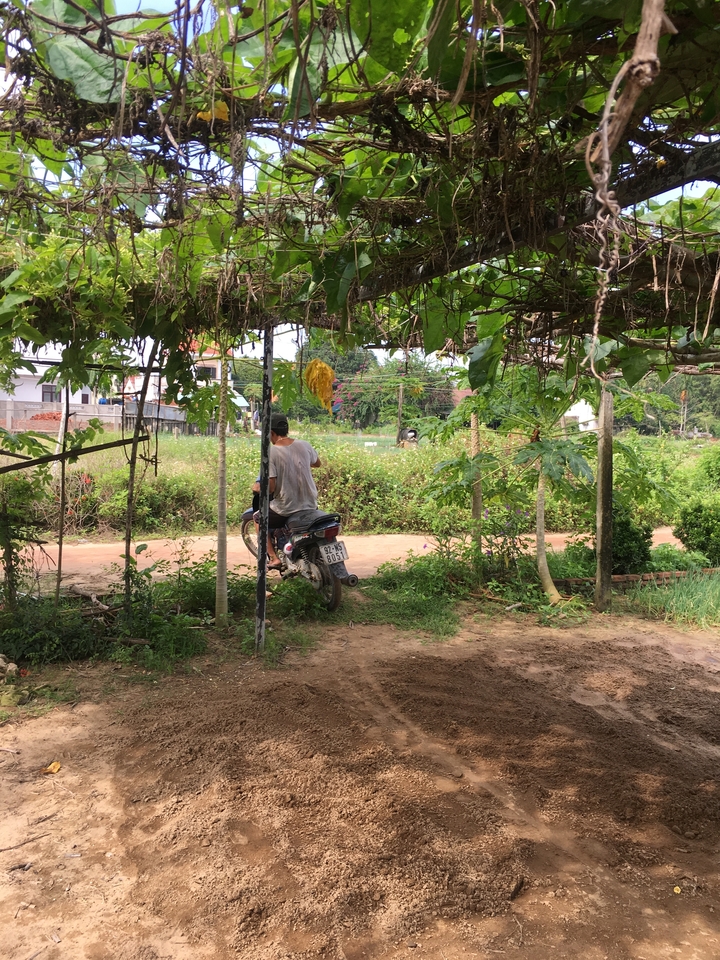 Personne conduisant une moto sur un chemin de terre.