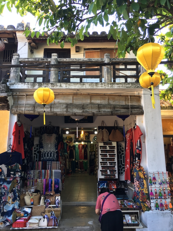 Devanture de magasin avec des lanternes suspendues au-dessus.