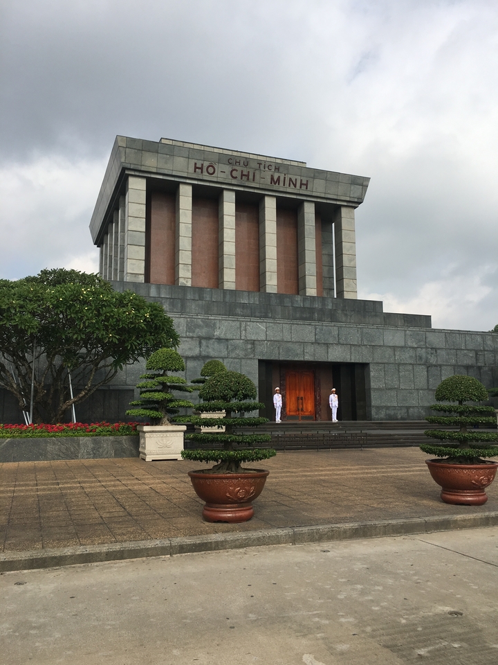 Des gardes se tenant debout devant un bâtiment grandiose.