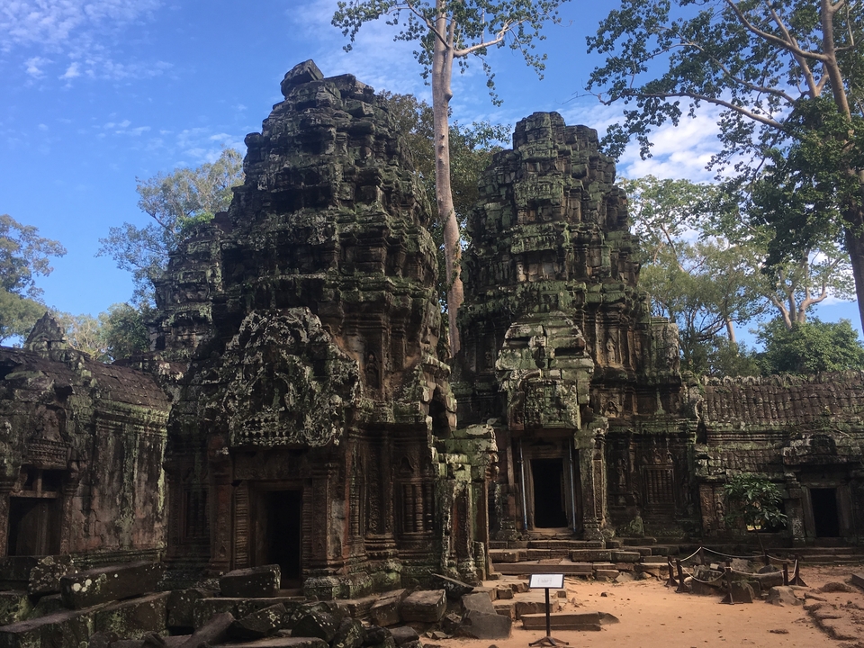 Temple de pierre complexe avec des arbres contre le ciel.