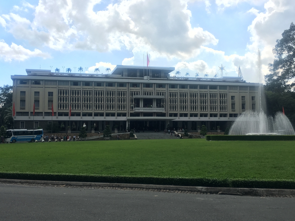 Grand bâtiment gouvernemental avec une fontaine à l'extérieur.