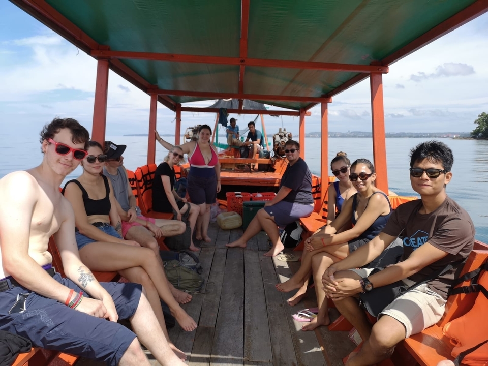 Des gens assis sur un bateau pendant la journée avec un ciel dégagé.